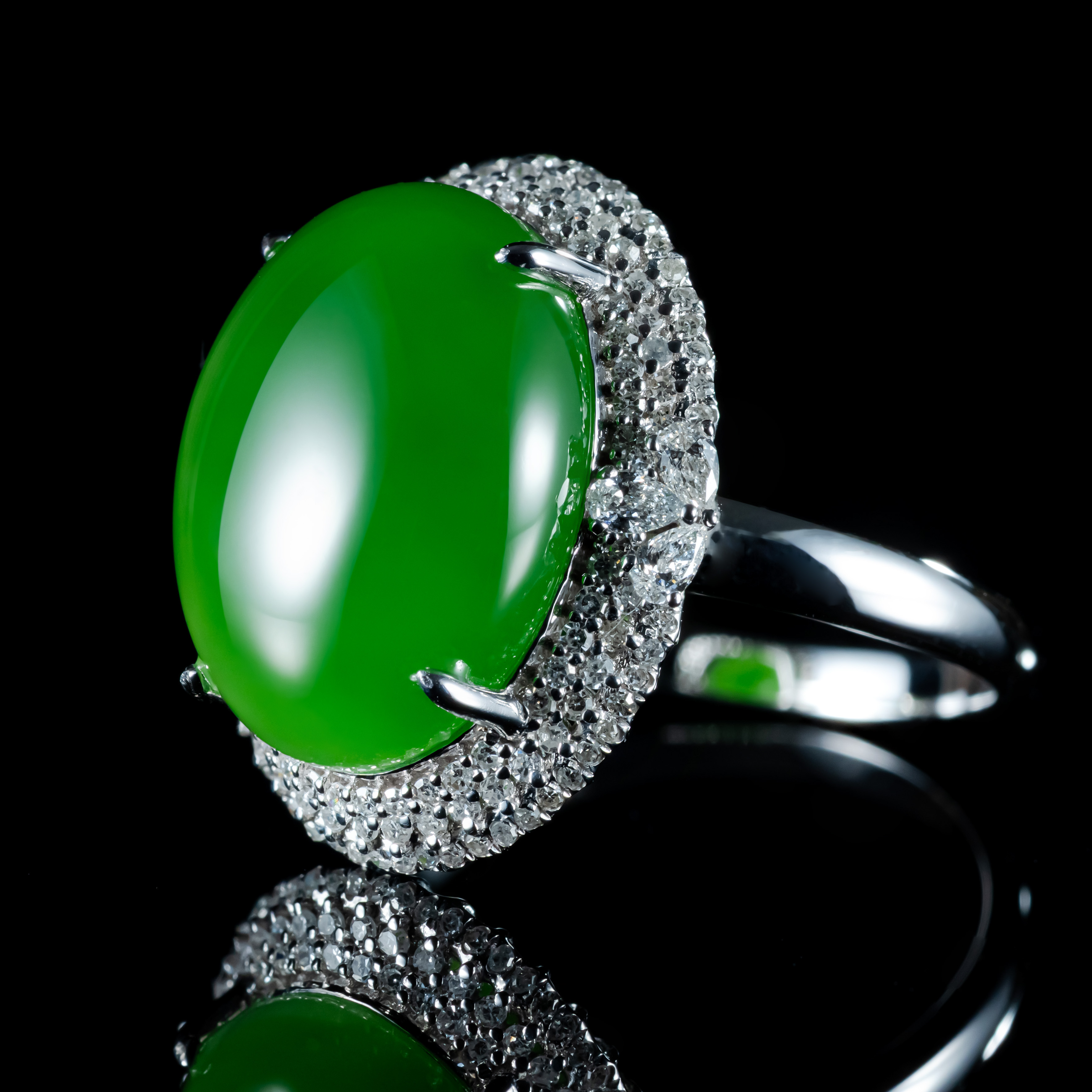 周陶陶｜纫兰｜和田玉苹果绿蛋面戒指 18K金镶嵌 极浓色 饱满聚光