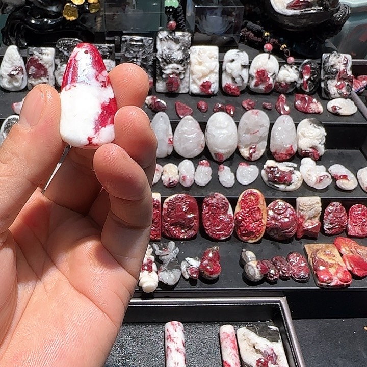 天然辰砂认****想春天然朱砂原石小吊坠