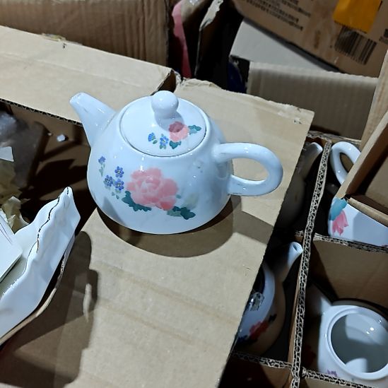 绿泥盘子碗茶壶啥都有