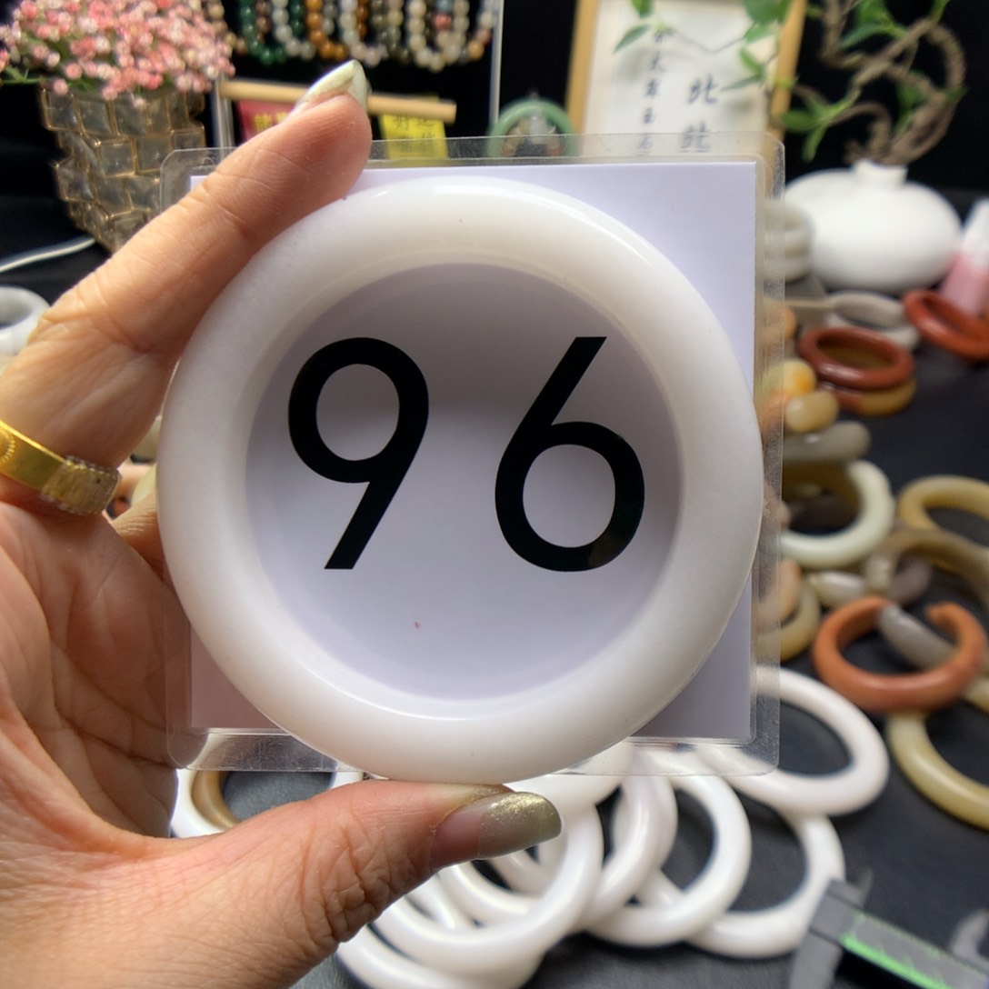 石英质玉手镯未镶嵌不****云