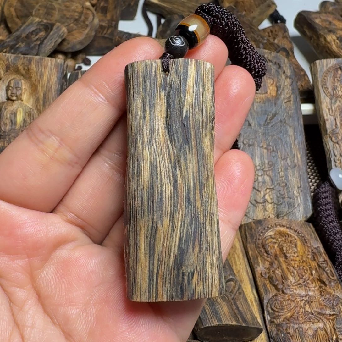 沉香吊坠。*白棋虫漏素牌老料8克