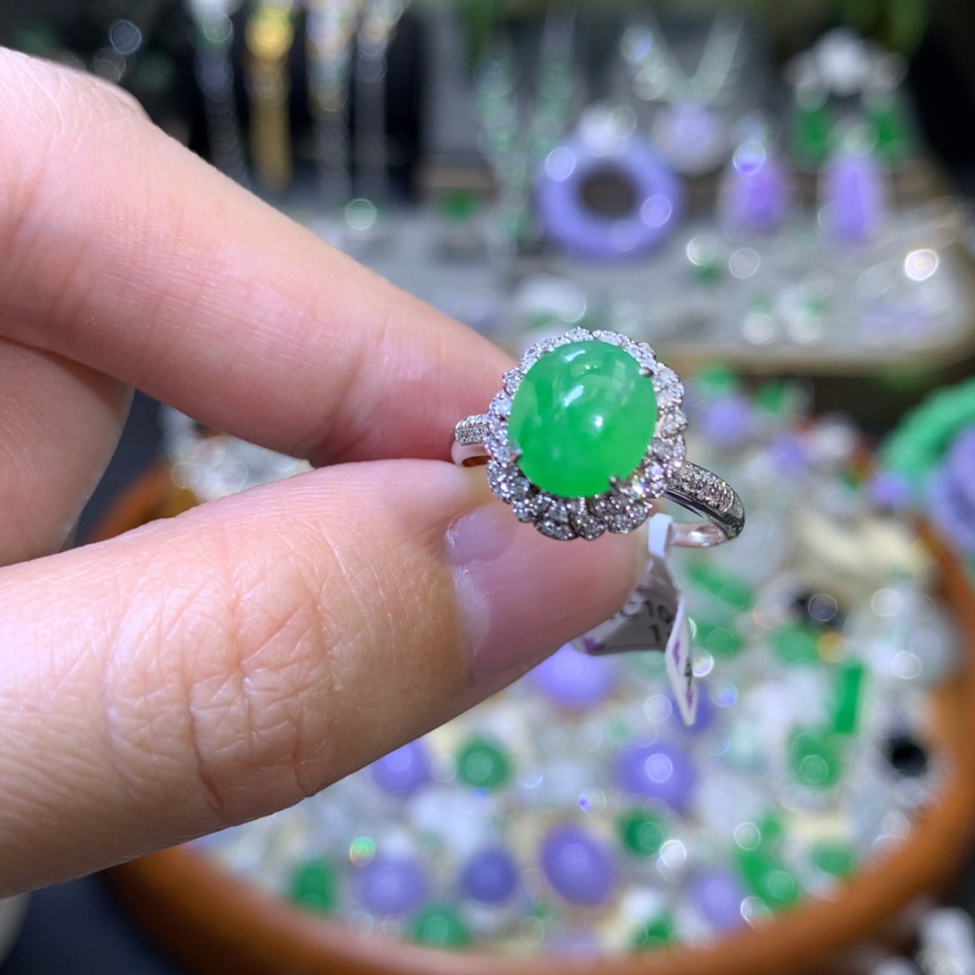 颈饰18K金镶嵌翡翠