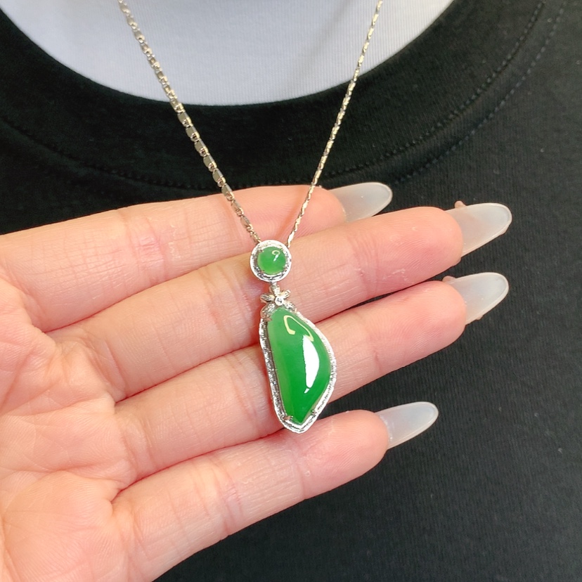 【闪购商品】翡翠吊坠(赠链)18K金镶嵌