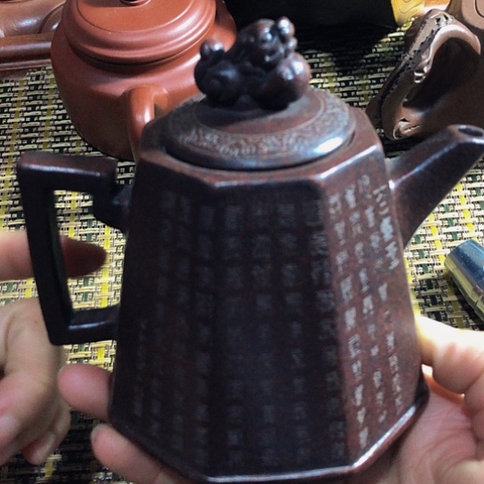 紫砂茶壶原矿泥料手工制作的紫砂壶。