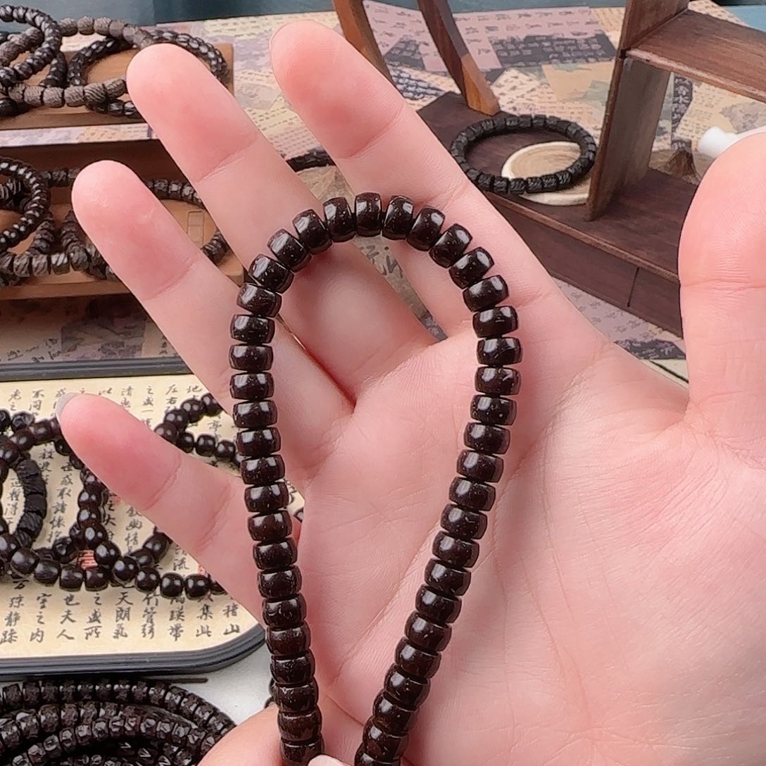 椰蒂吊坠是**吖8*5药片手持52颗