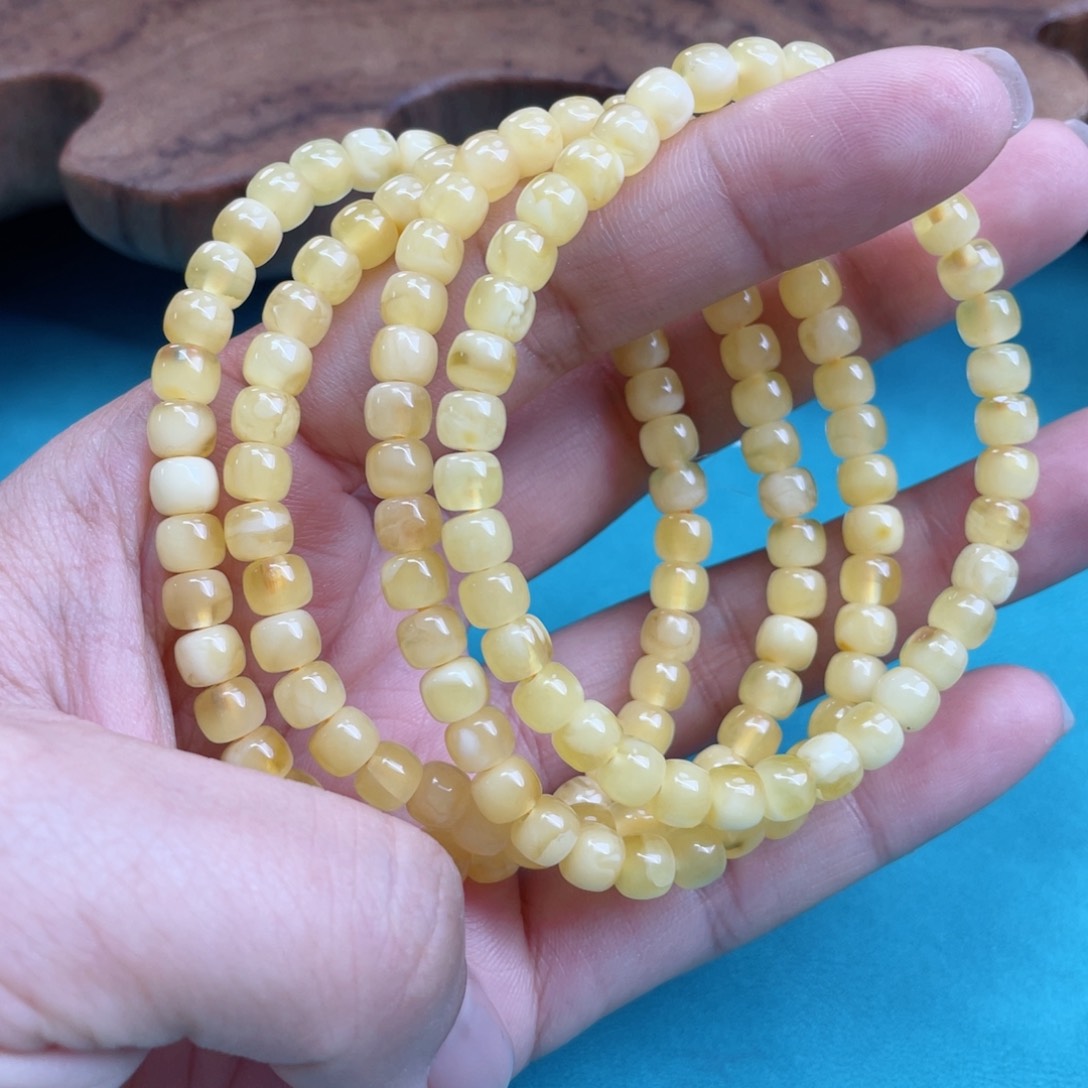 蜜蜡裸石未镶嵌多样性发其中一个