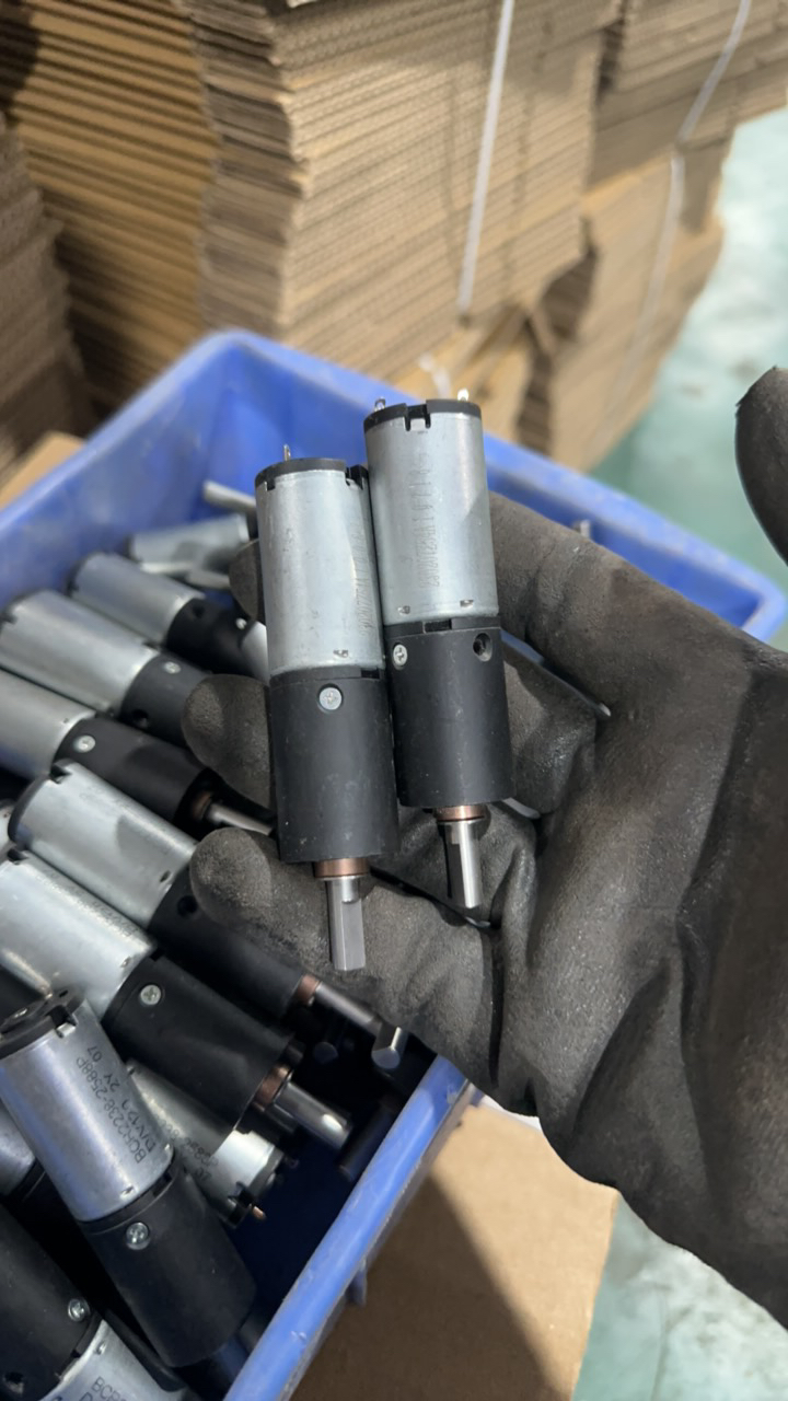 12v的小电机2个发货