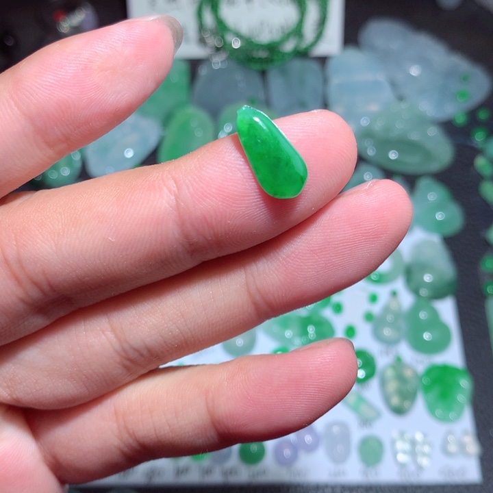 翡翠未镶嵌颈饰瓜