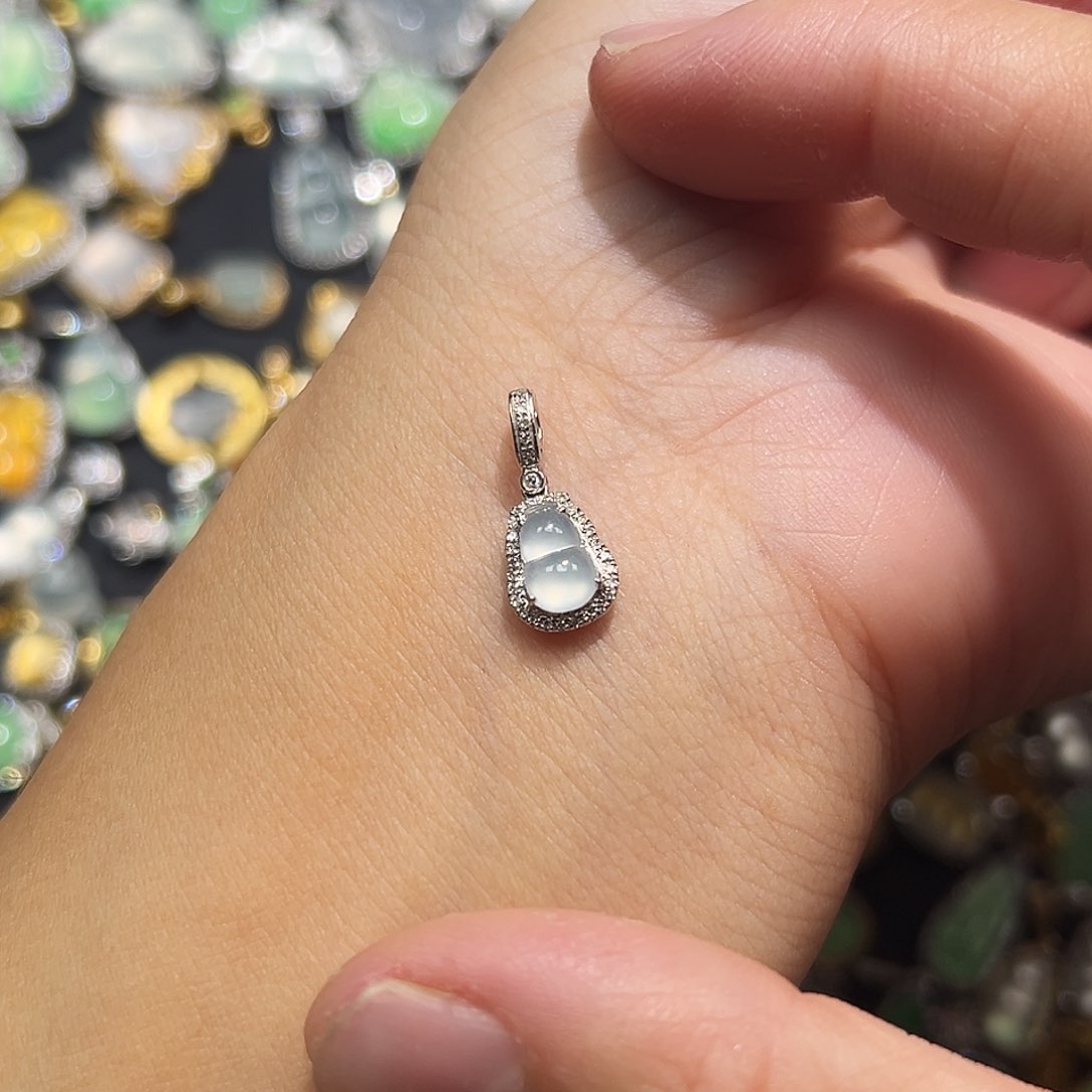 翡翠颈饰18K金镶嵌吊坠