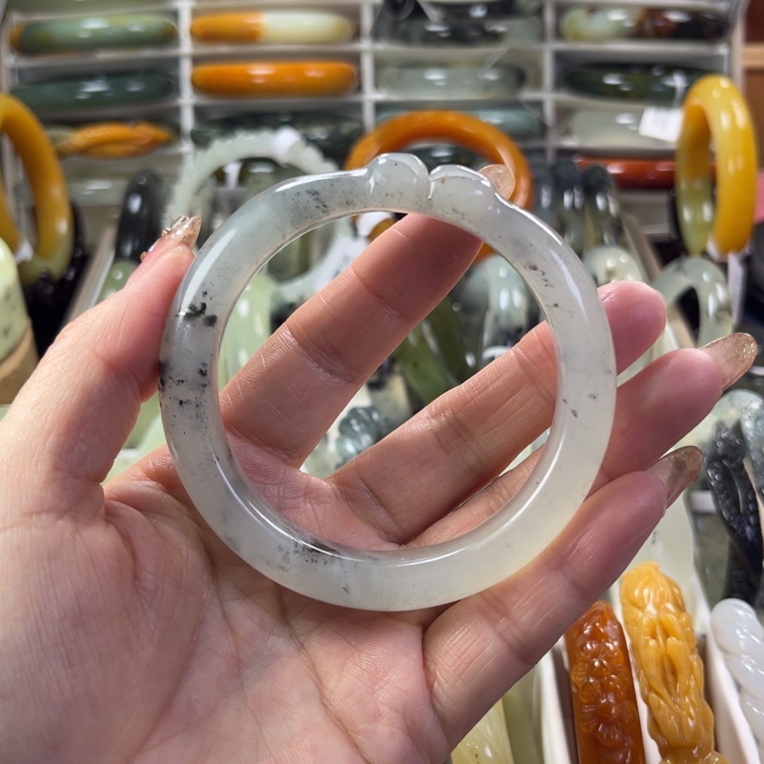 蛇纹石玉手镯未镶嵌