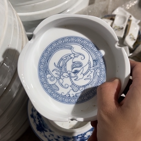 陶瓷烟灰缸一个陶瓷