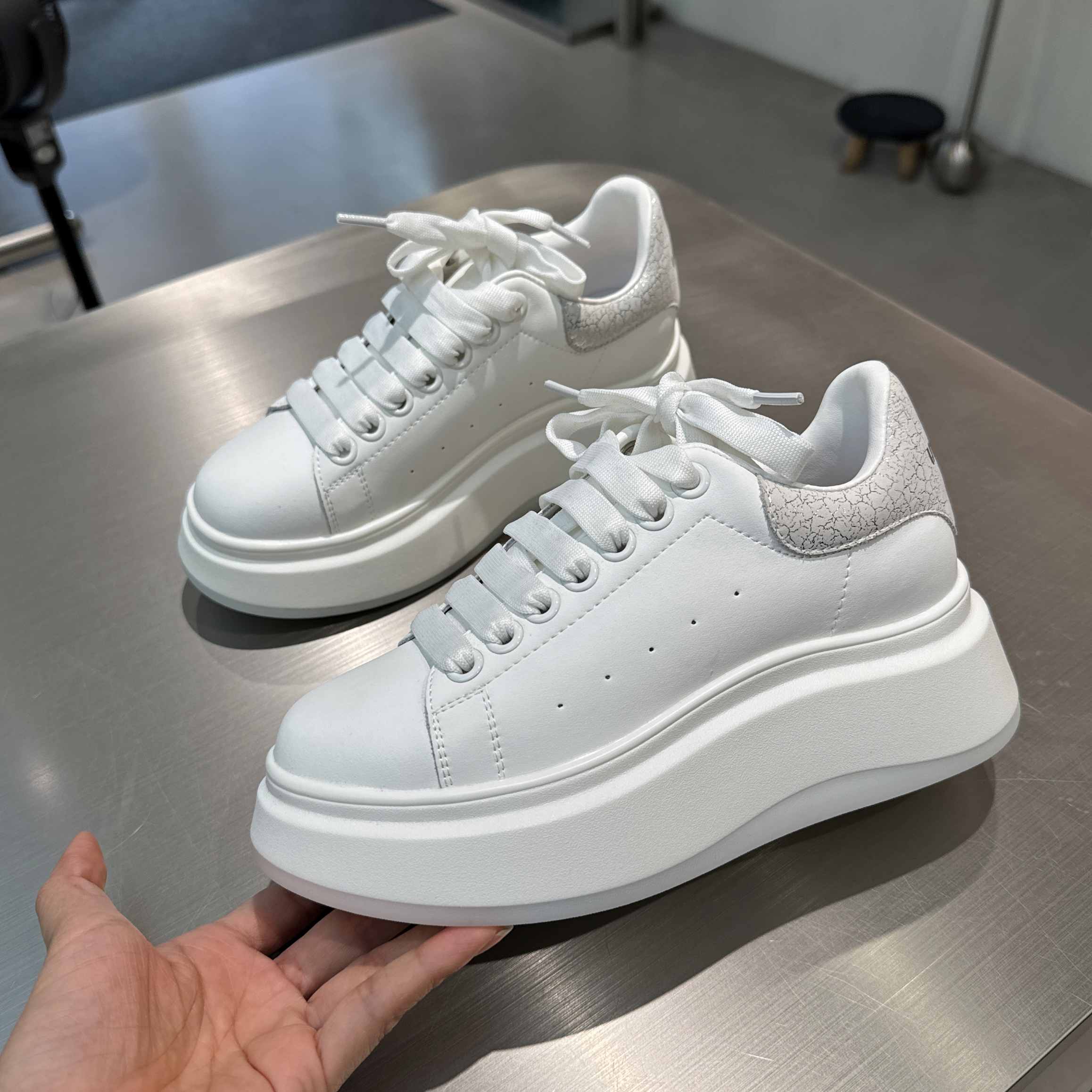 2025透气欧洲站麦昆鞋真皮系带休闲百搭轻便小白鞋