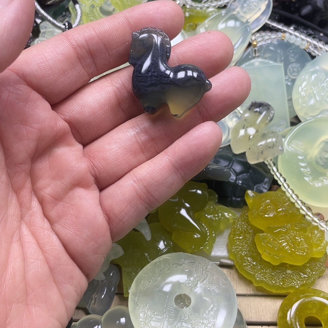 小***^蛇纹石玉未镶嵌颈饰