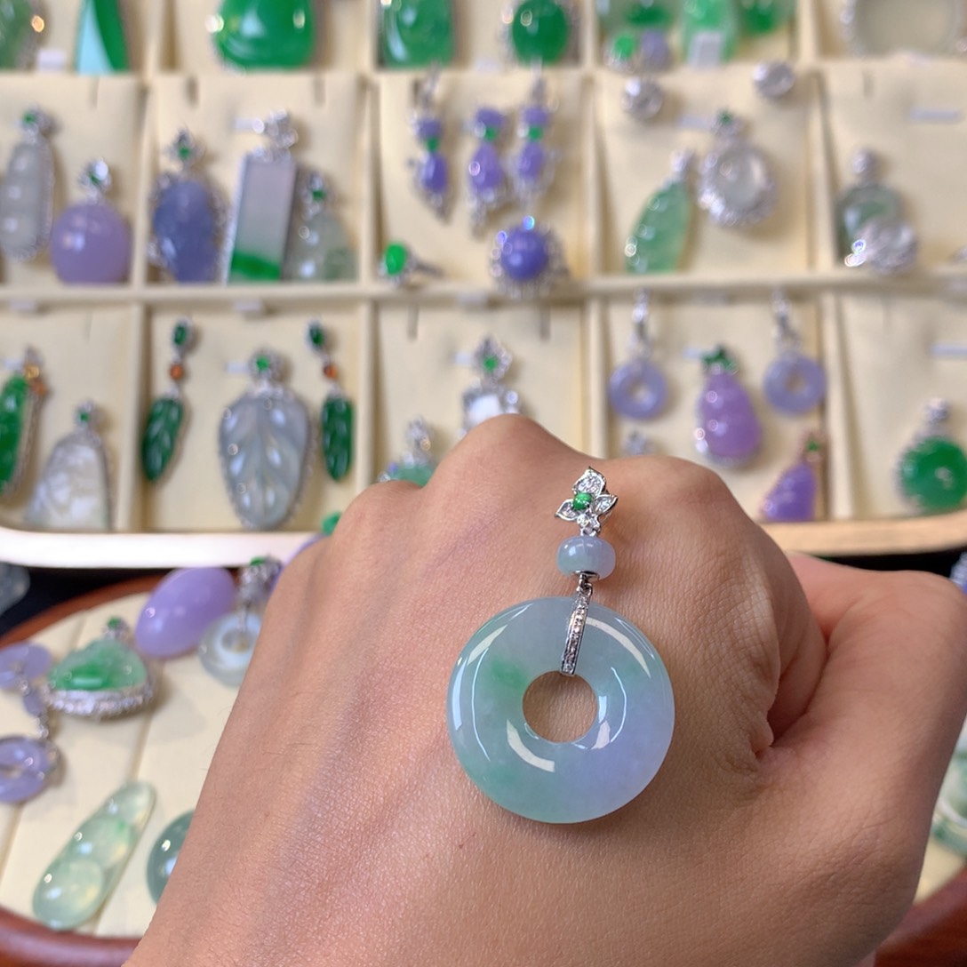 翡翠颈饰18K金镶嵌吊坠