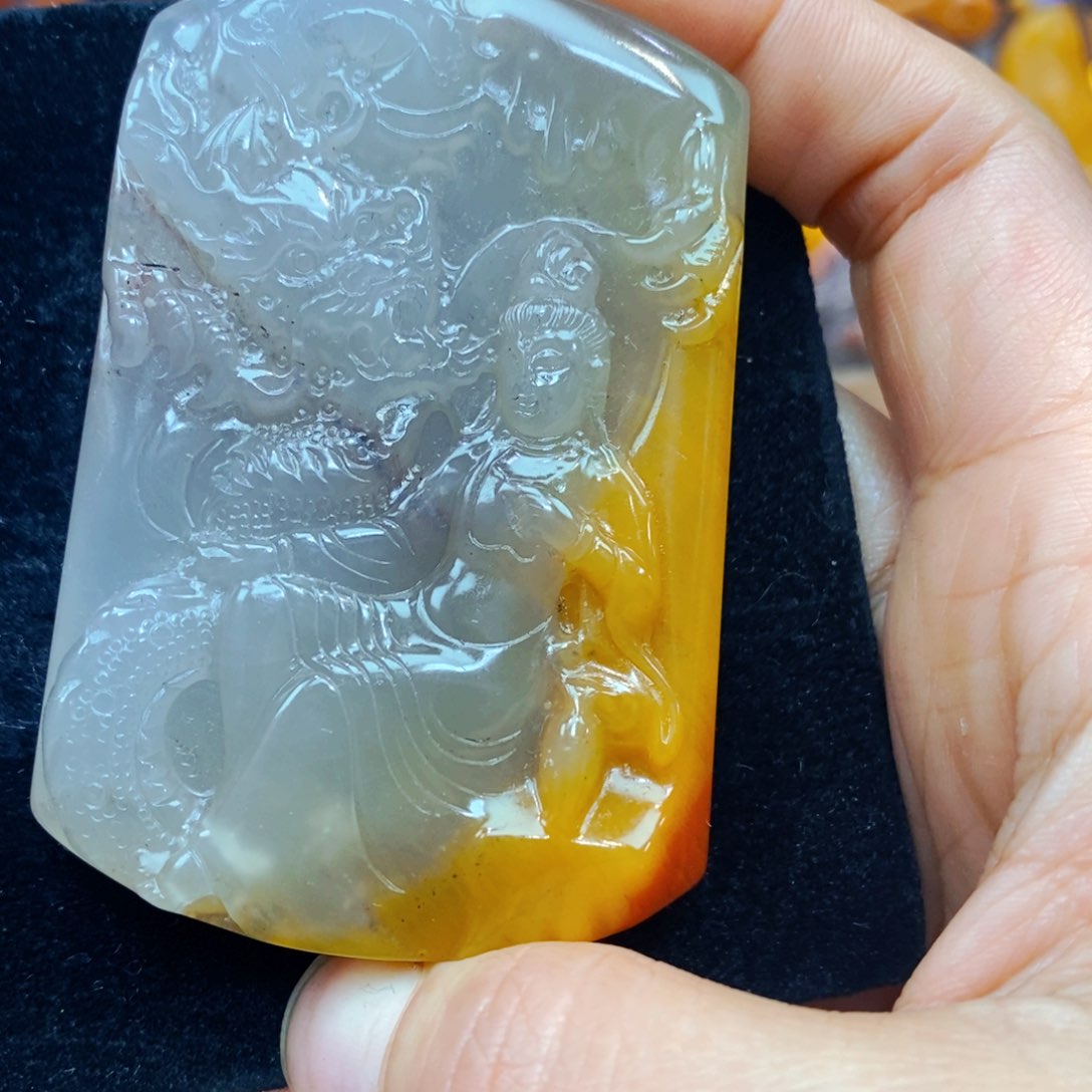 未镶嵌石英质玉（黄龙玉）颈饰