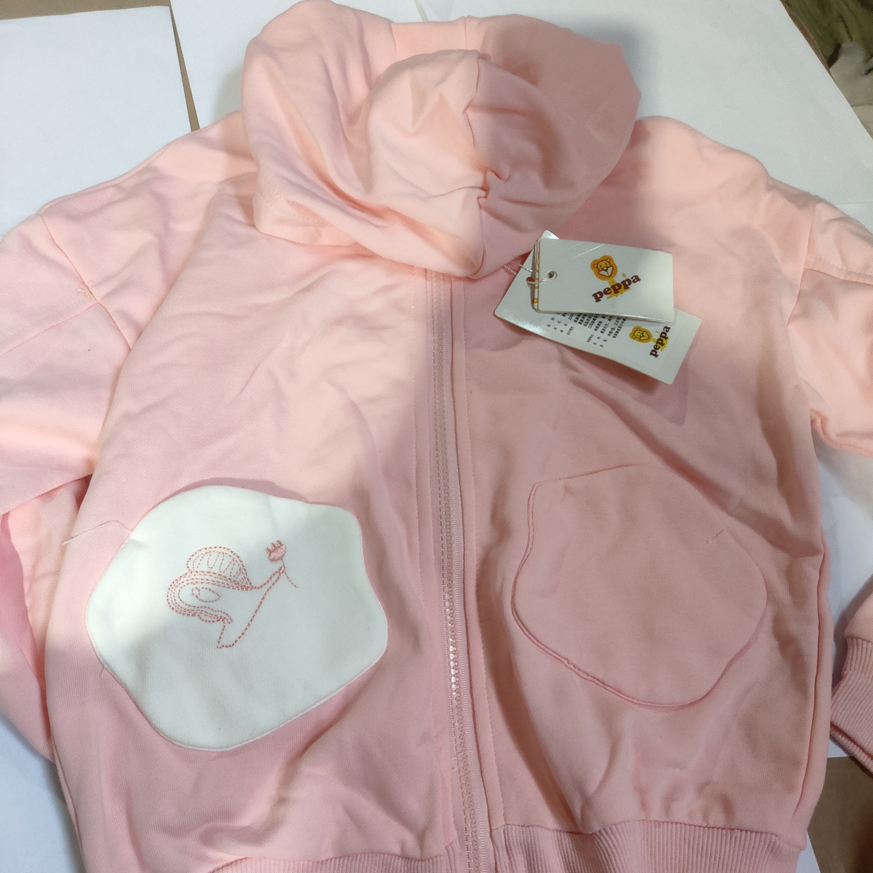 粉色蜗牛白口袋拉链卫衣