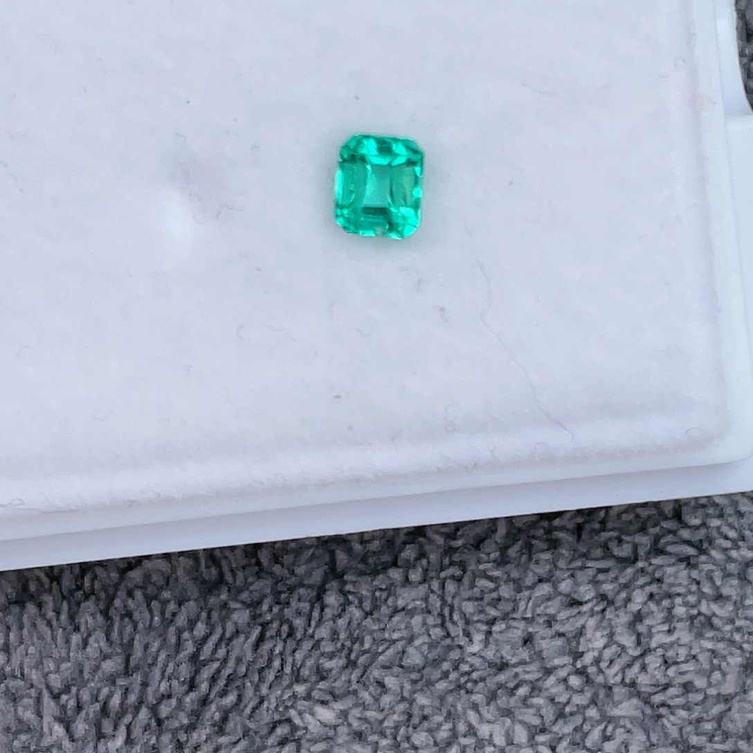 祖母绿裸石未镶嵌0.27Ct。