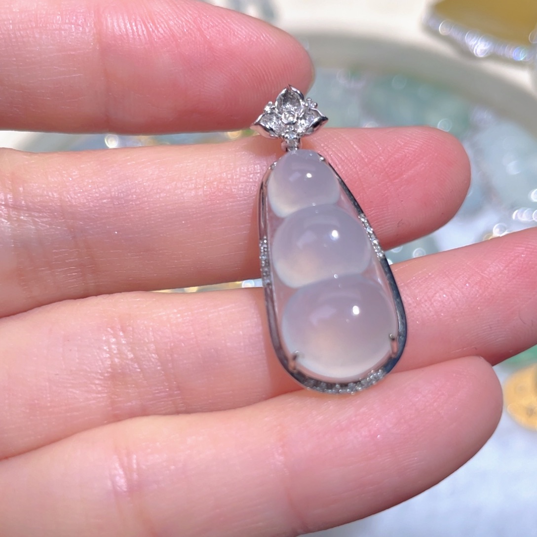 翡翠颈饰18K金镶嵌翡翠