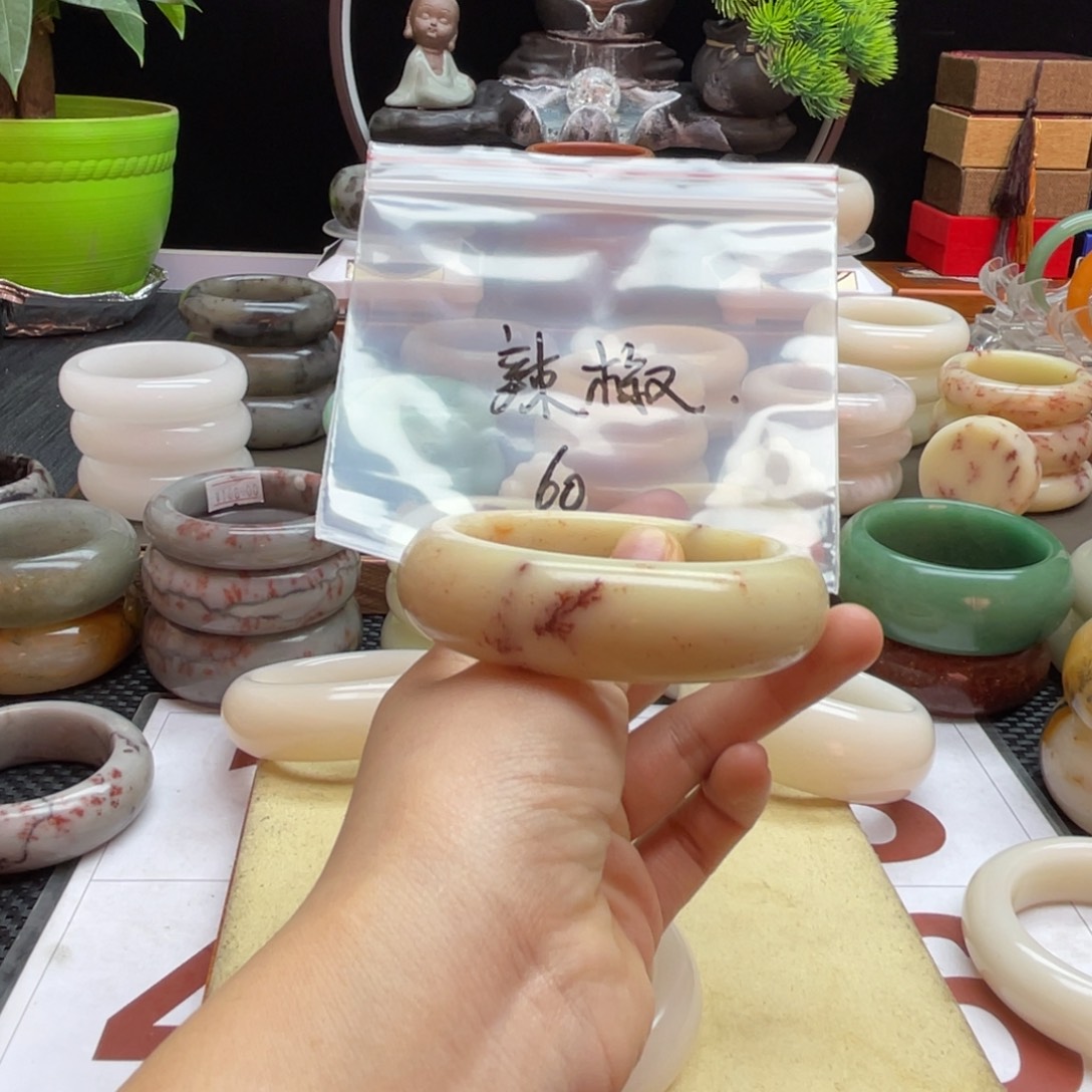 辣***椒石英岩玉未镶嵌手镯