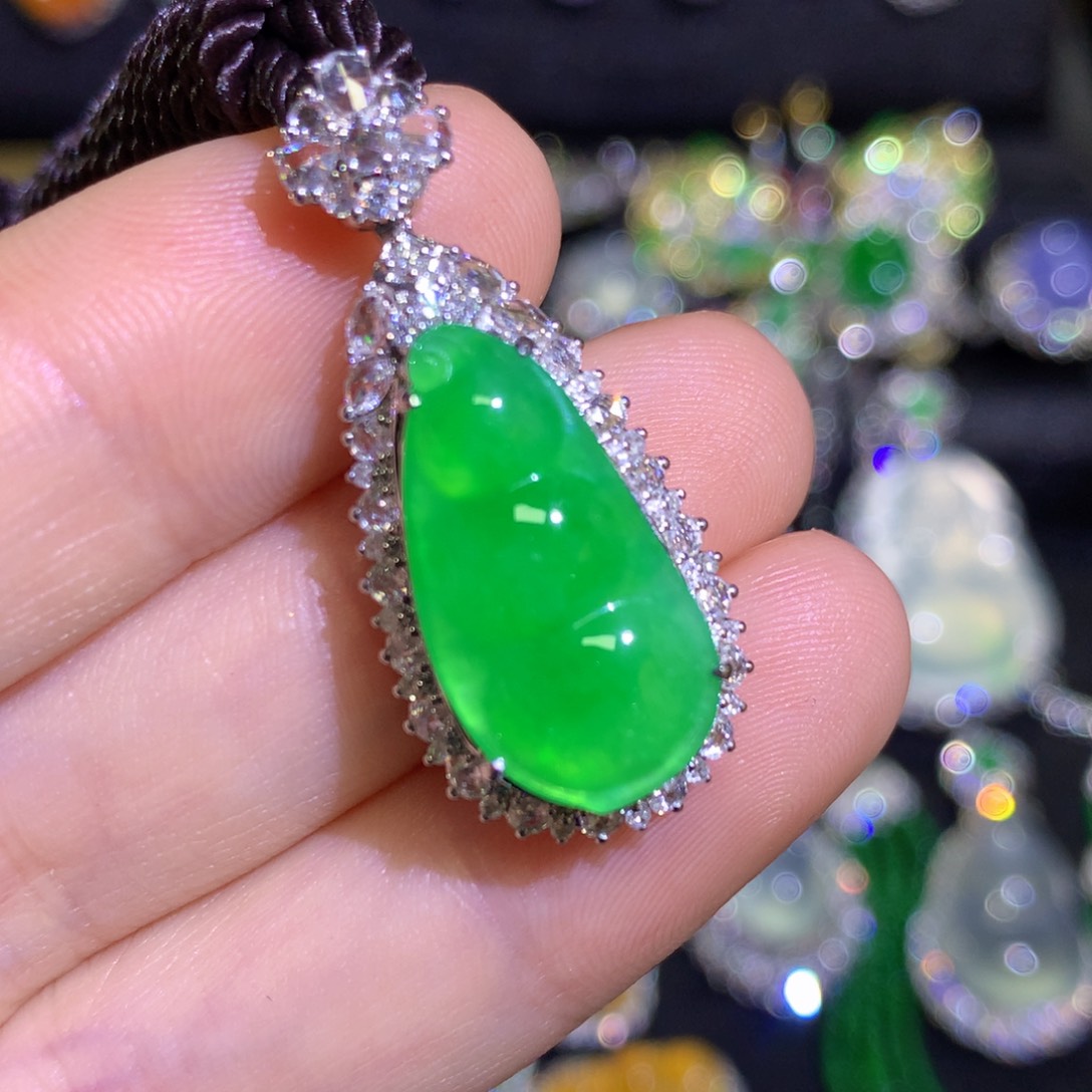 翡翠颈饰18K金镶嵌高冰满绿阳绿福豆吊坠