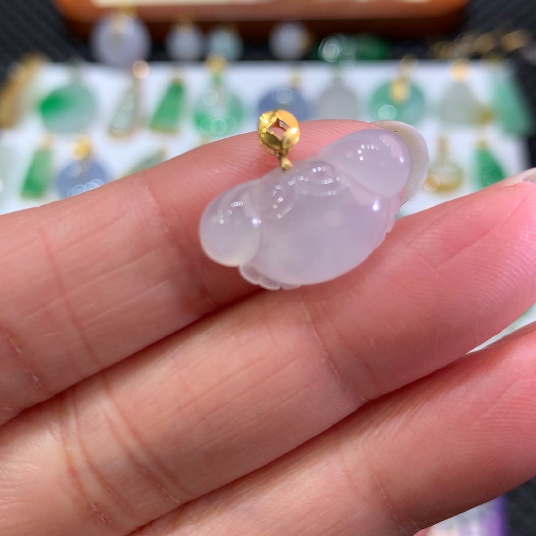 翡翠颈饰18K金镶嵌翡翠吊坠的未镶嵌