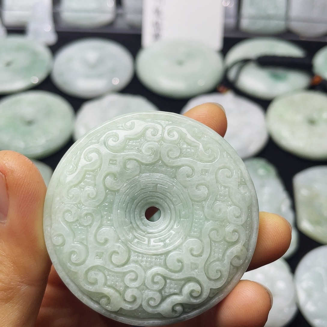 翡翠未镶嵌颈饰平安扣