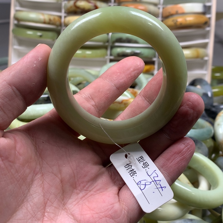 蛇纹石玉手镯未镶嵌小**画