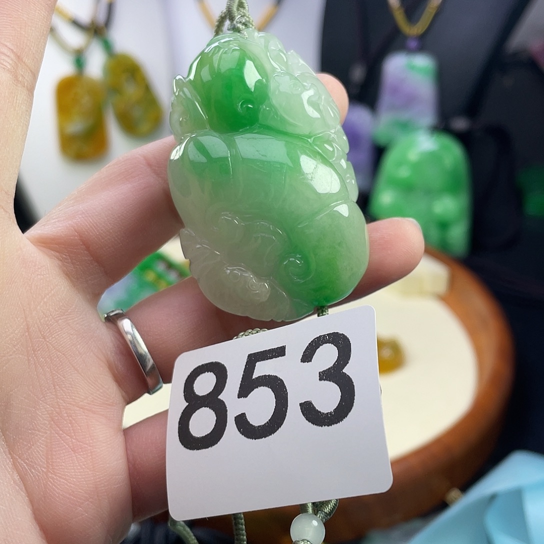 翡翠未镶嵌吊坠(赠链)