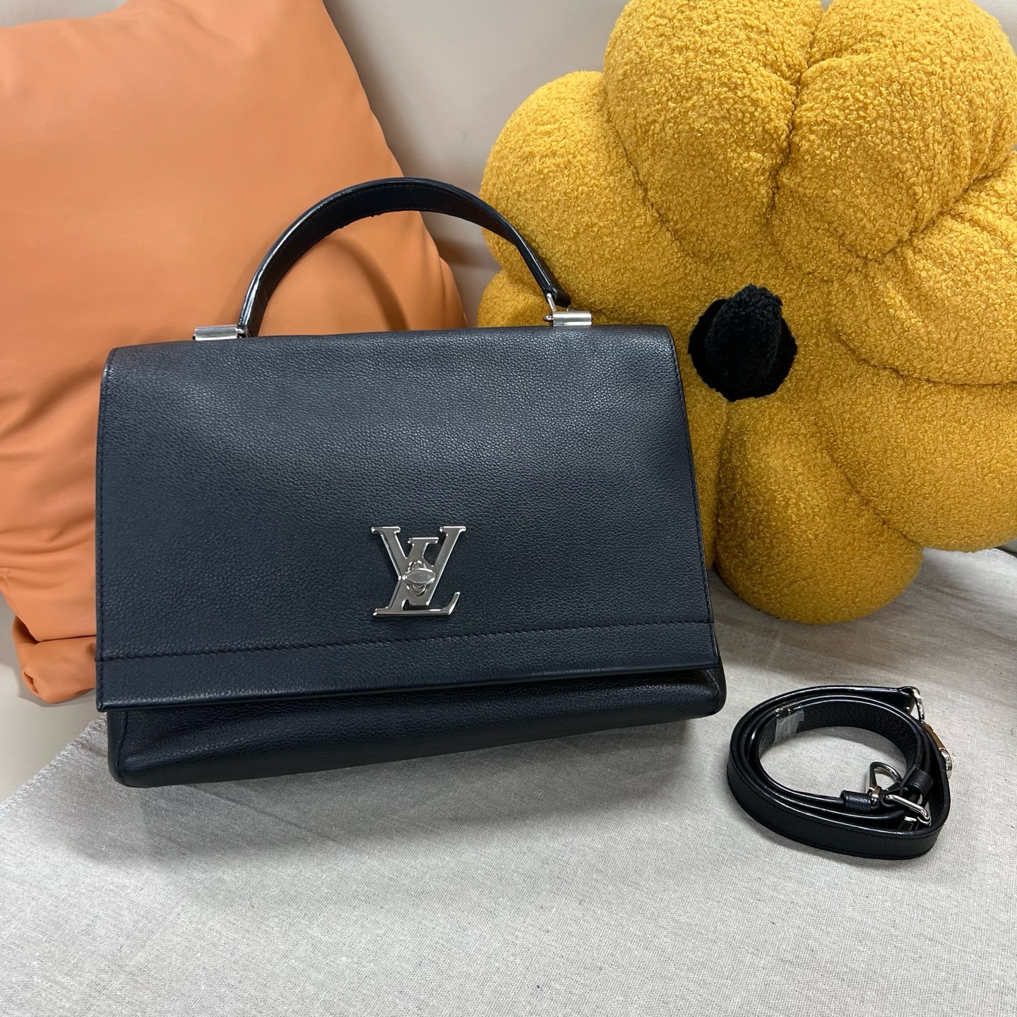 95新 LouisVuitton/路易威登  lock me 黑色牛皮 银扣 