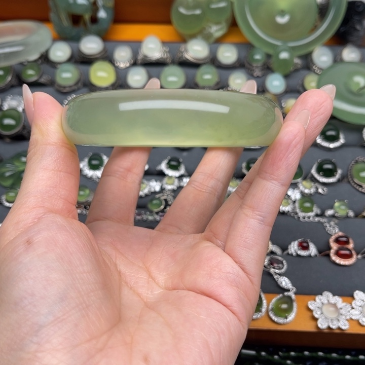 蛇纹石玉手镯未镶嵌