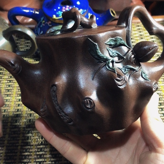 紫砂茶壶原矿泥料手工制作紫砂壶。