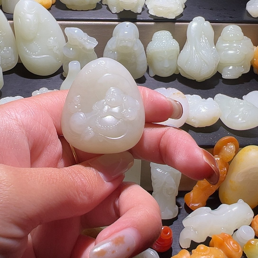 李***子和田玉未镶嵌颈饰