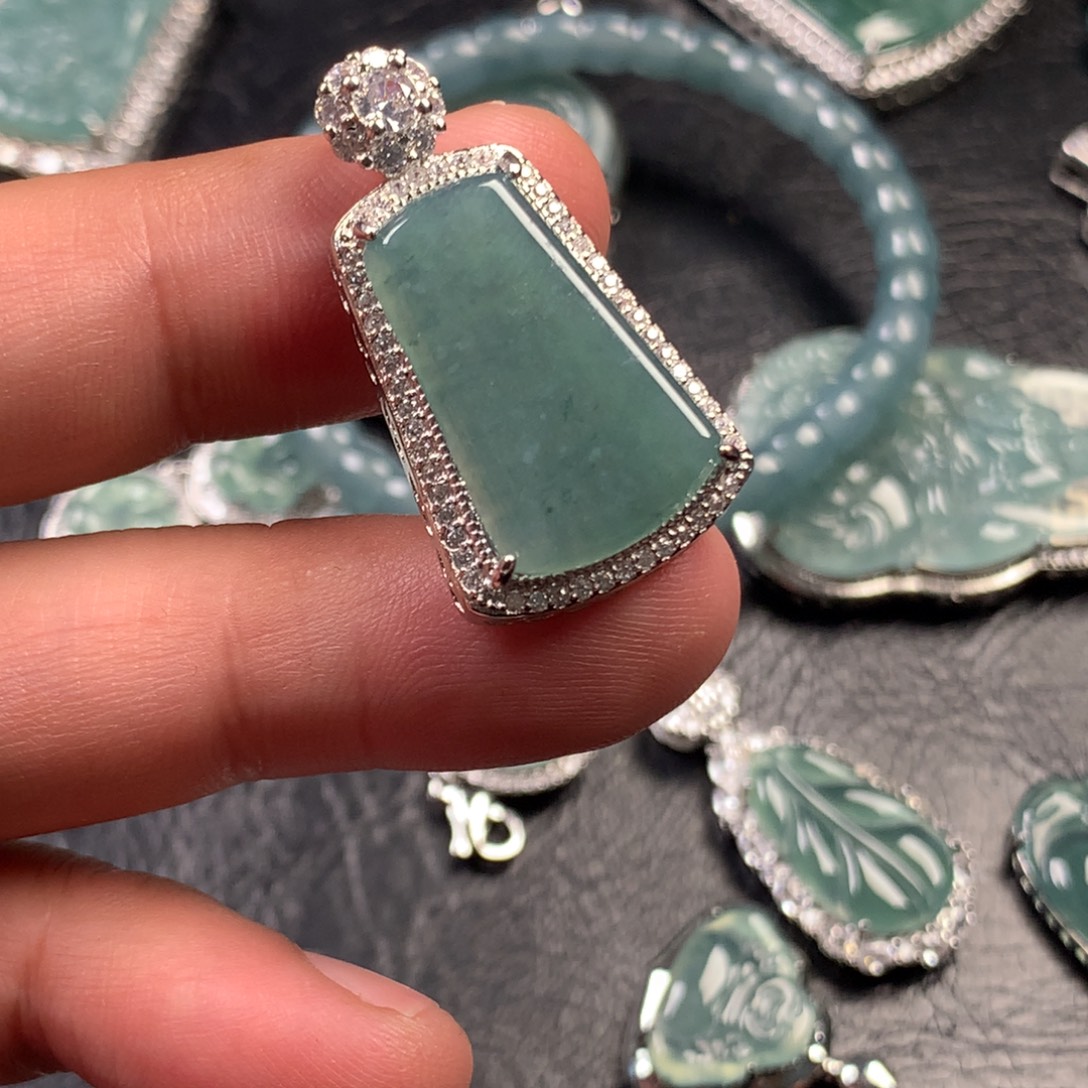 翡翠未镶嵌颈饰小无事牌