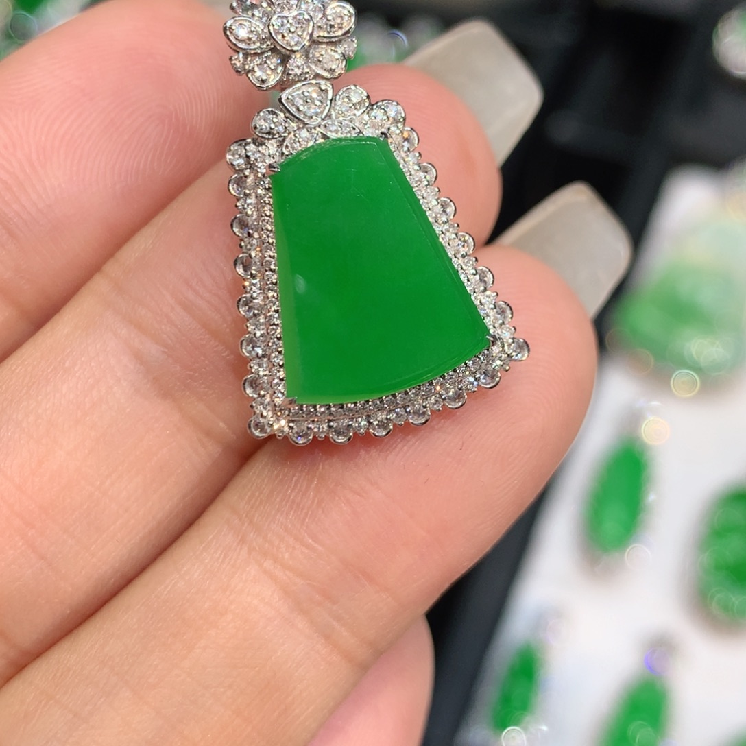 翡翠18K金镶嵌颈饰