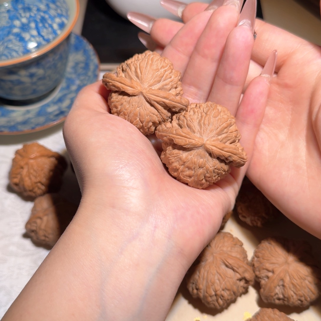 文玩核桃吊坠找****。45白狮子