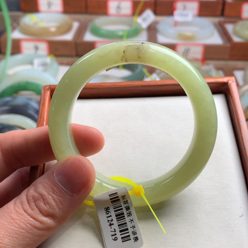 【闪购商品】和田玉手镯未镶嵌52