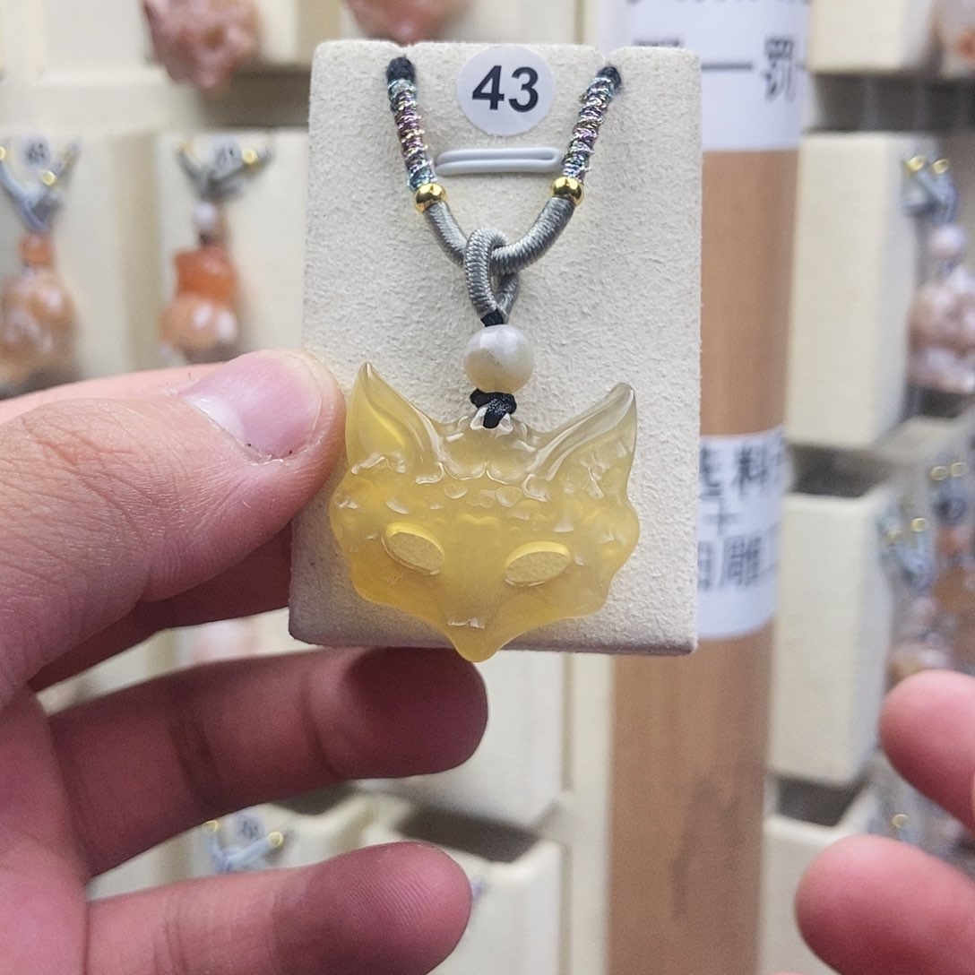 石英质玉颈饰未镶嵌珍*?