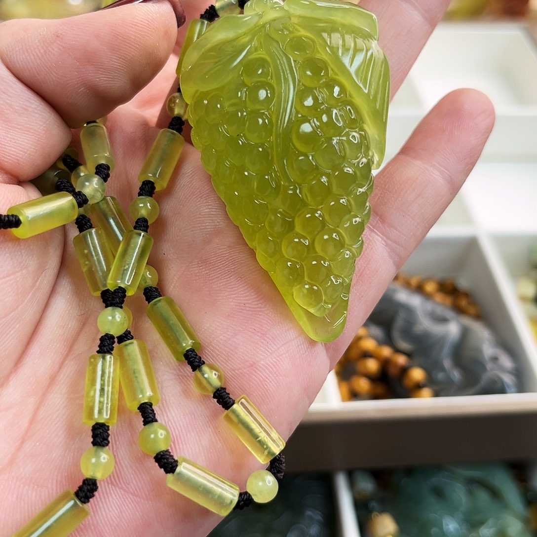 蛇纹石玉颈饰未镶嵌