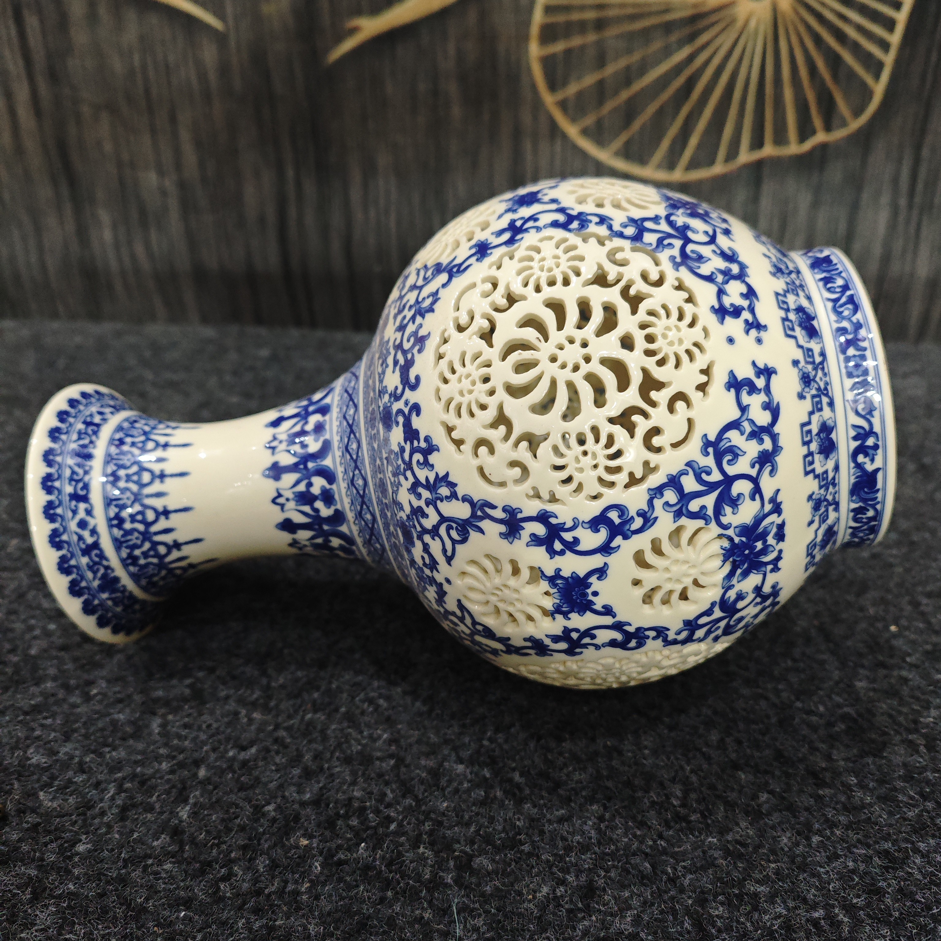 精美青花镂空瓶 适合客厅玄关博古架摆放