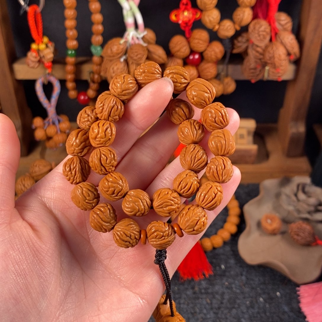 吊坠桃核桃枭手持