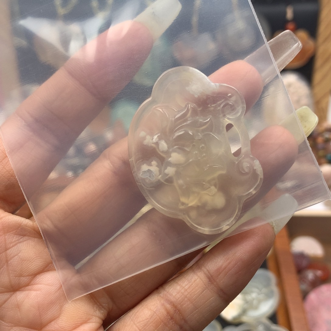 查罗石合金颈饰莲**贝