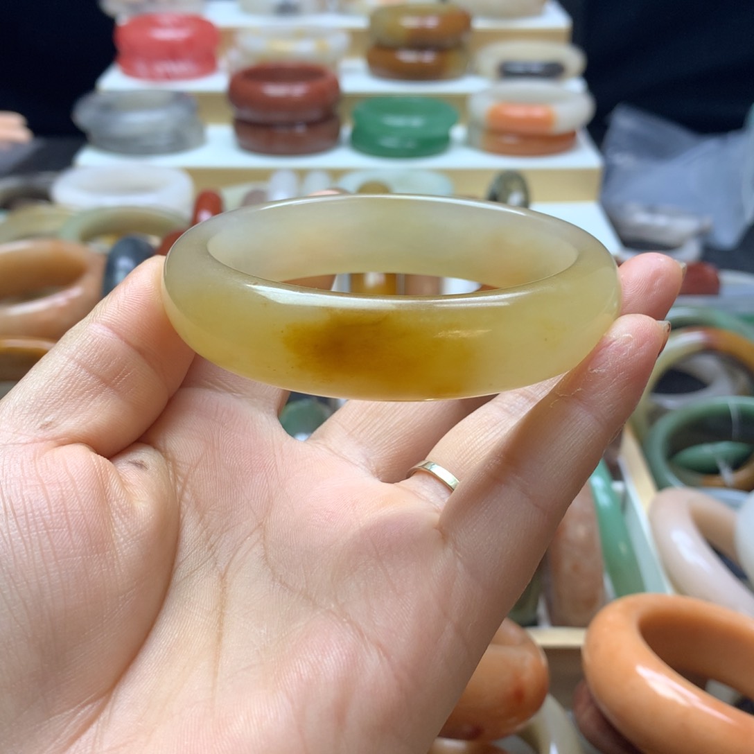 石英质玉手镯未镶嵌