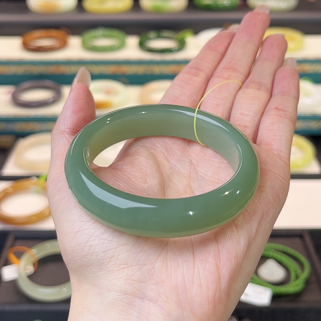 和田玉手镯未镶嵌粉青起荧光