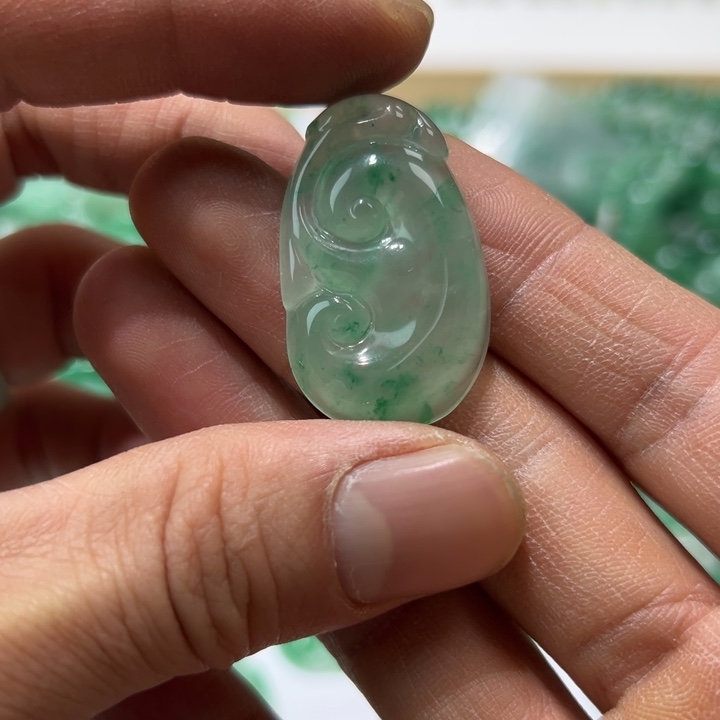 石英质玉颈饰合金