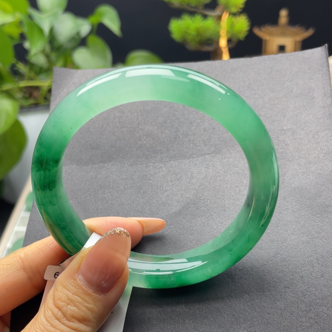 逆***坤石英质玉（非洲翠）未镶嵌手镯+59.9