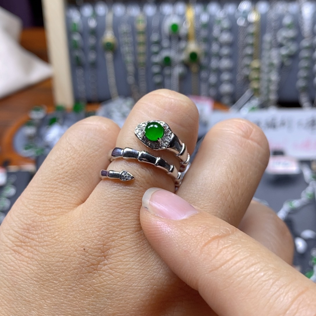 翡翠颈饰银S925镶嵌翡翠戒指