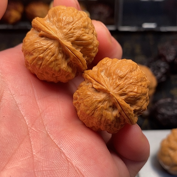 文玩核桃吊坠舍利子