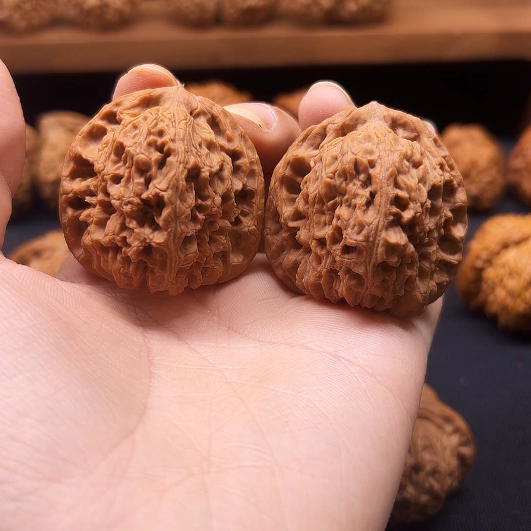 把件核桃红皮三角疆42全品