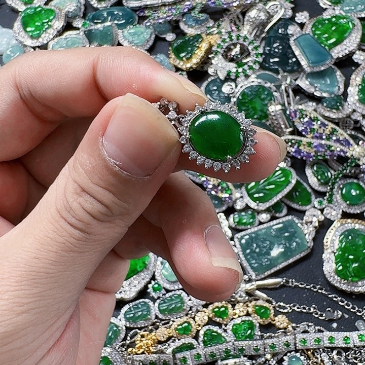 翡翠颈饰未镶嵌天然A货翡翠放漏