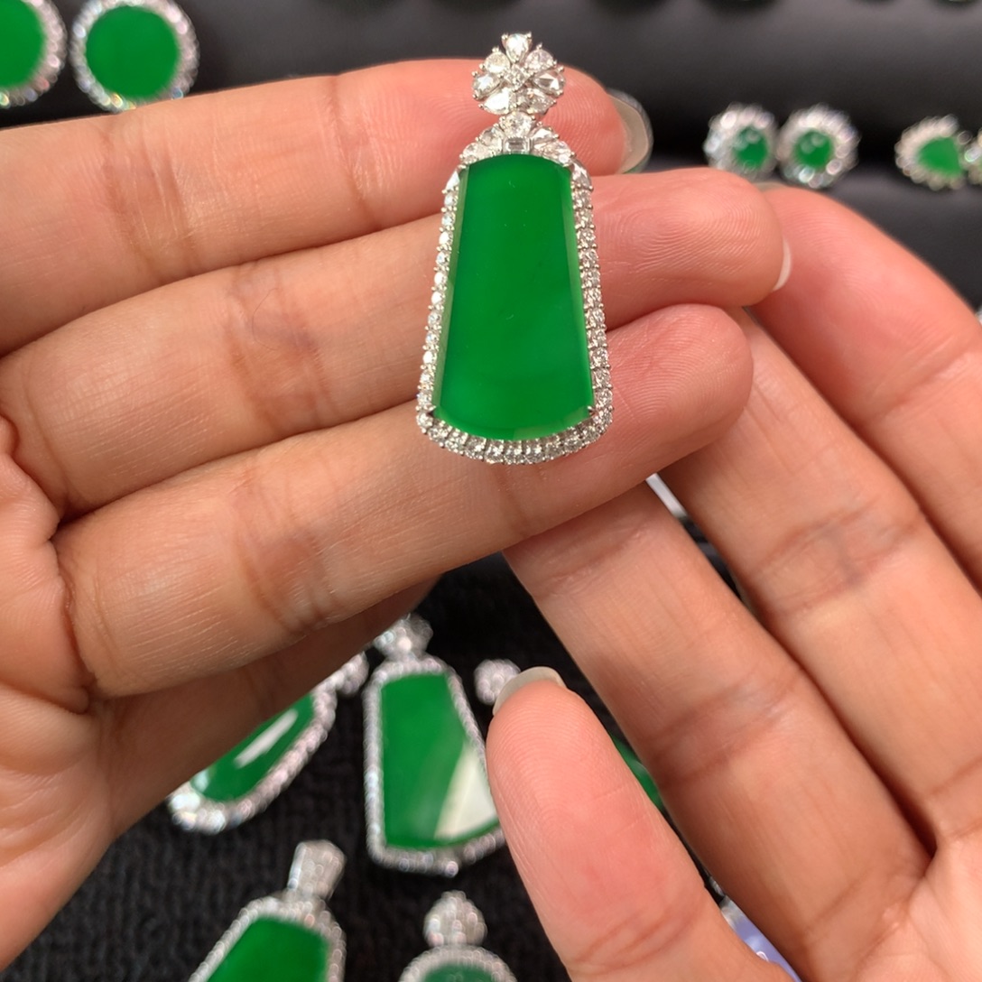 翡翠18K金镶嵌颈饰吊坠